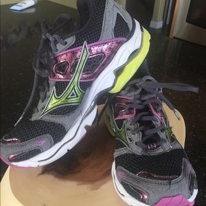 MIZUNO tennies. Size 6